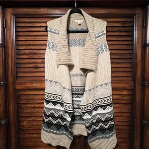 G.H. Bass & Co. Women’s Beige and Black Patterned Acrylic Cardigan Size Medium